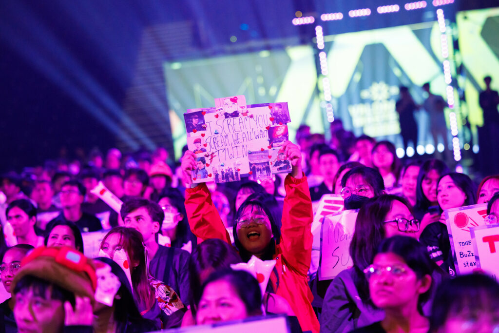 Passionate fan in the crowd during VCT Masters Bangkok, the first VALORANT global event in the SEA region(Photo courtesy of Colin Young-Wolf/Riot Games)