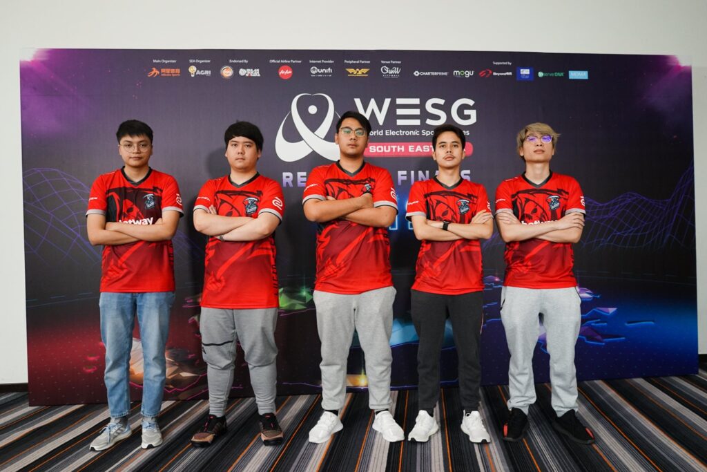 PTC (left), JohnOlsen (second to right)(Photo courtesy of WESG SEA)