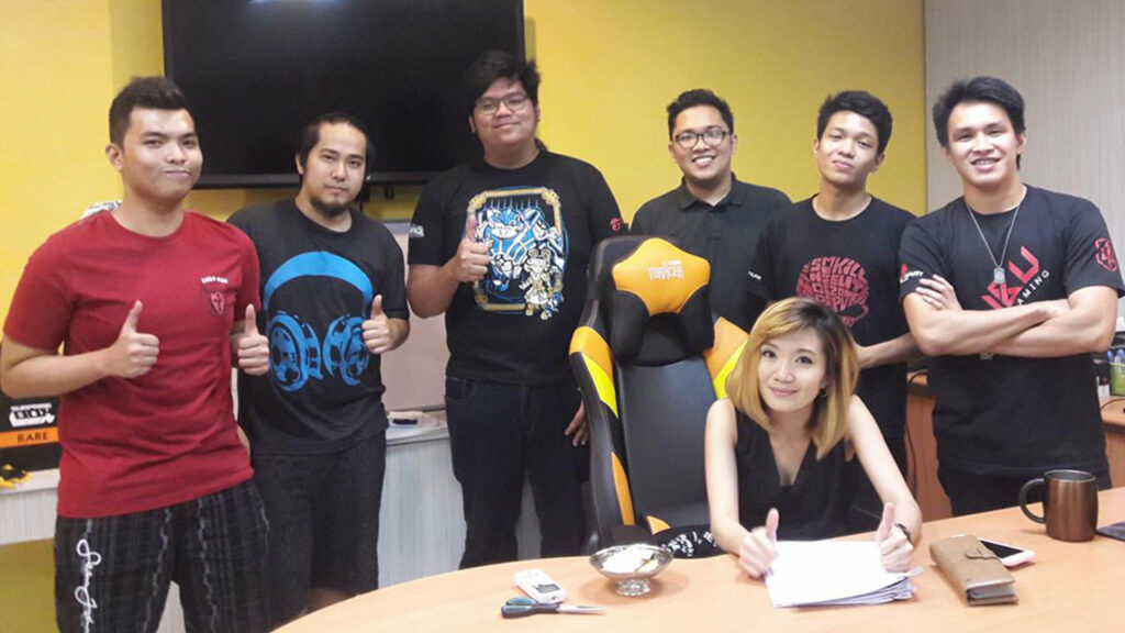 JessieVash (second from left) with Mineski Overwatch(Photo courtesy of Mineski)