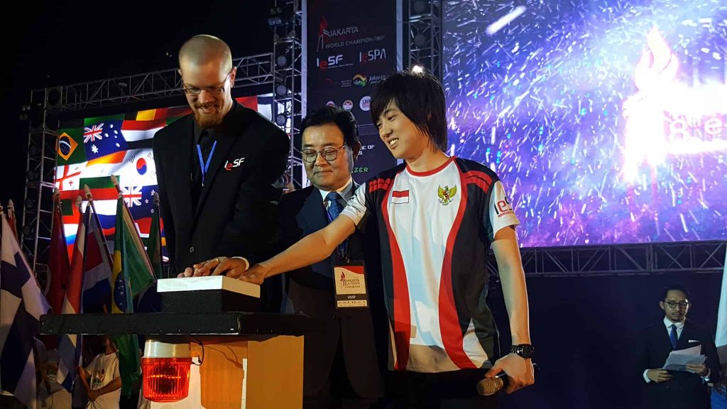 Richard "frgd[ibtJ]" Permana (right)(Photo courtesy of IESF)