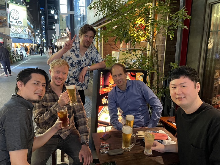XrayN with FNATIC Counter-Strike legends Patrik "cArn" Sättermon and Harley "dsn" Örwall -- now the CGO of FNATIC and Paper Rex, respectively(Photo courtesy of Twitter/XrayN)