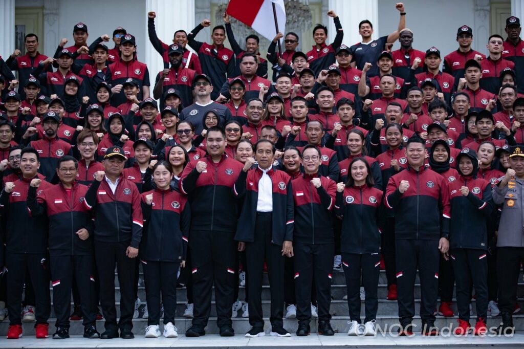 President Joko Widodo with the Indonesian sports delegation at the Istana Merdeka on May 2nd(Photo courtesy of NOC Indonesia)