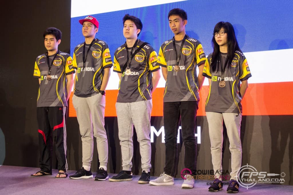 JinNy (right) with Made in Thailand at ZOWIE eXTREMESLAND Asia 2016 (Photo courtesy of FPSThailand)