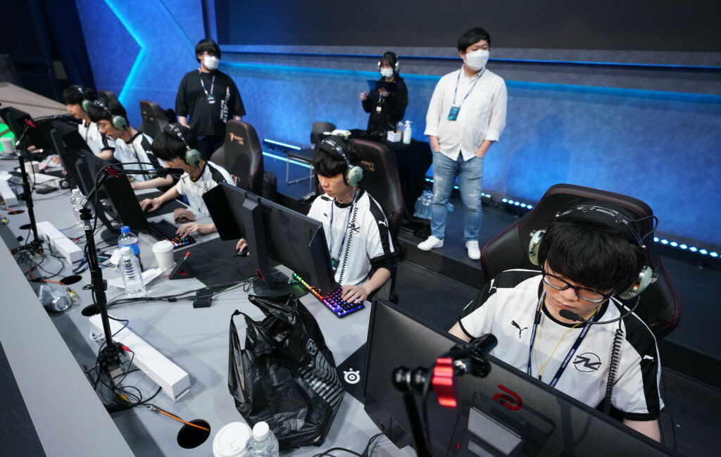 bail (behind) returns to a coaching position(Photo courtesy of VALORANT Esports Korea)