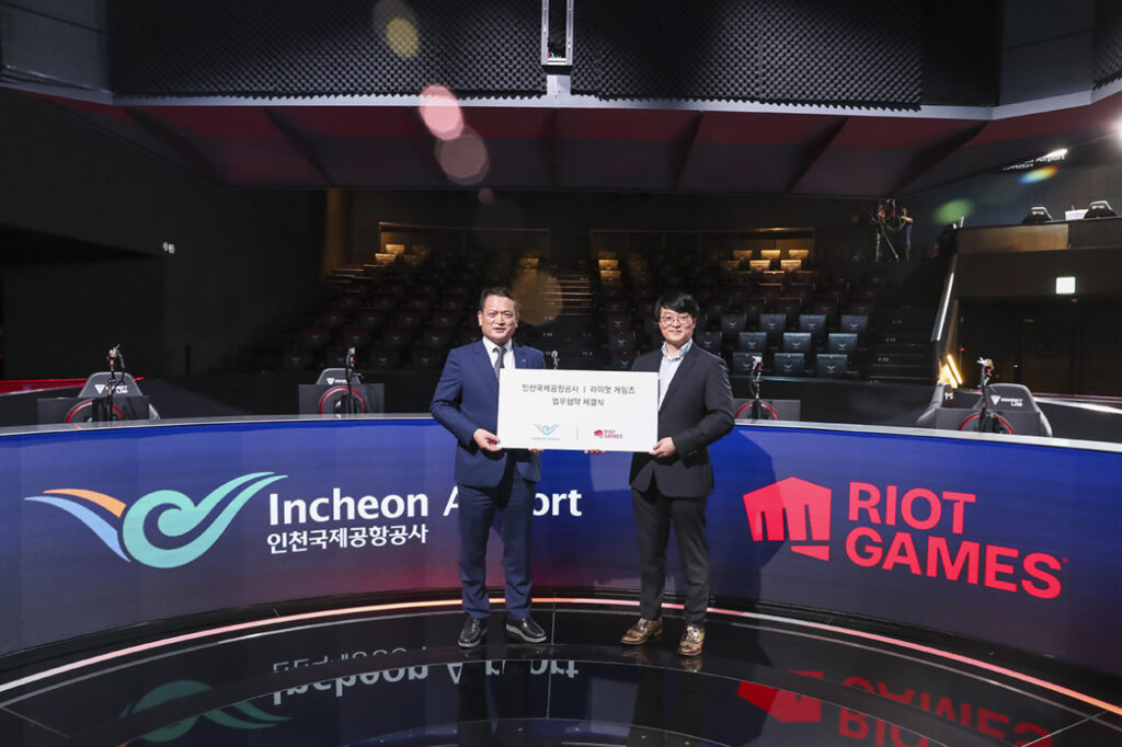 Incheon International Airport Corp. President Kim Kyung-wook (left) and Riot Games Korea CEO Jo Hyuk-jin pose for photos after signing an agreement at LoL Park in Jongno, central Seoul(Photo courtesy of Riot Games Korea)
