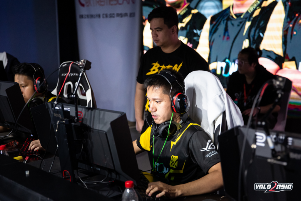 Rbtx (behind) with Bren Esports CS:GO at eXTREMESLAND CS:GO Asia 2019