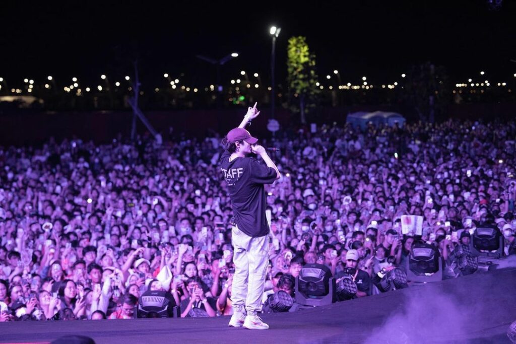 eaJ at Head in the Clouds Jakarta 2022(Photo courtesy of Twitter/littlemooneaJ)