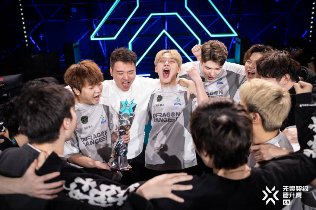 WudiYuChEn holding the Ascension 2023 trophy(Photo courtesy of VALORANT Esports CN)