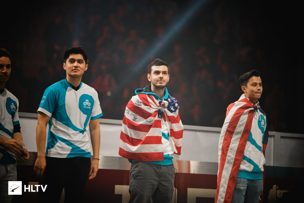 tarik (center)(Photo courtesy of HLTV)
