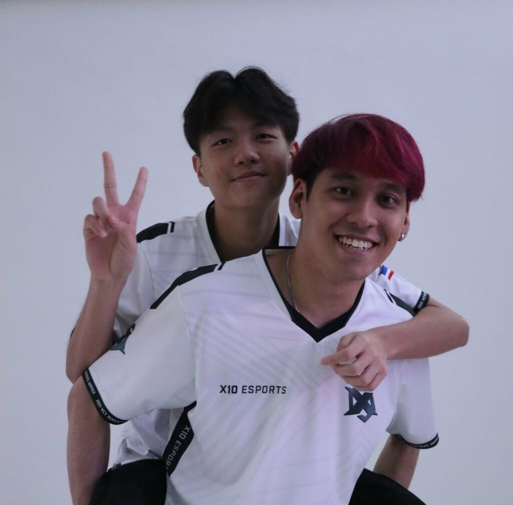 RedKoh and I Love Esther donning the X10 Esports jerseys at media day of VCL MY/SG Split 2(Photo courtesy of Twitter/RedKoh)