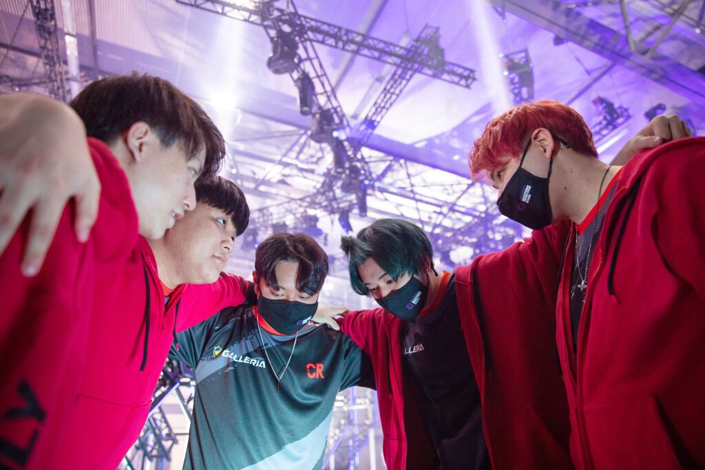 Crazy Raccoon form a group huddle at VCT Masters Reykjavik. Image credit: Colin Young-Wolff/Riot Games.