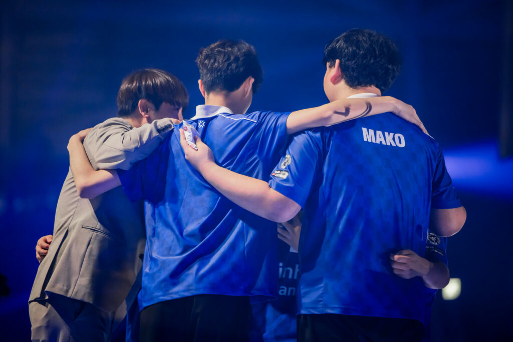 Evil Geniuses pose with the VALORANT Champions Los Angeles Trophy